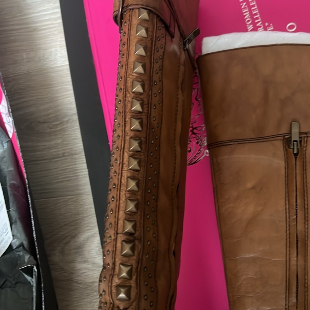 Vince Camuto
Bollo boots
7.5
New - Picture 5 of 6